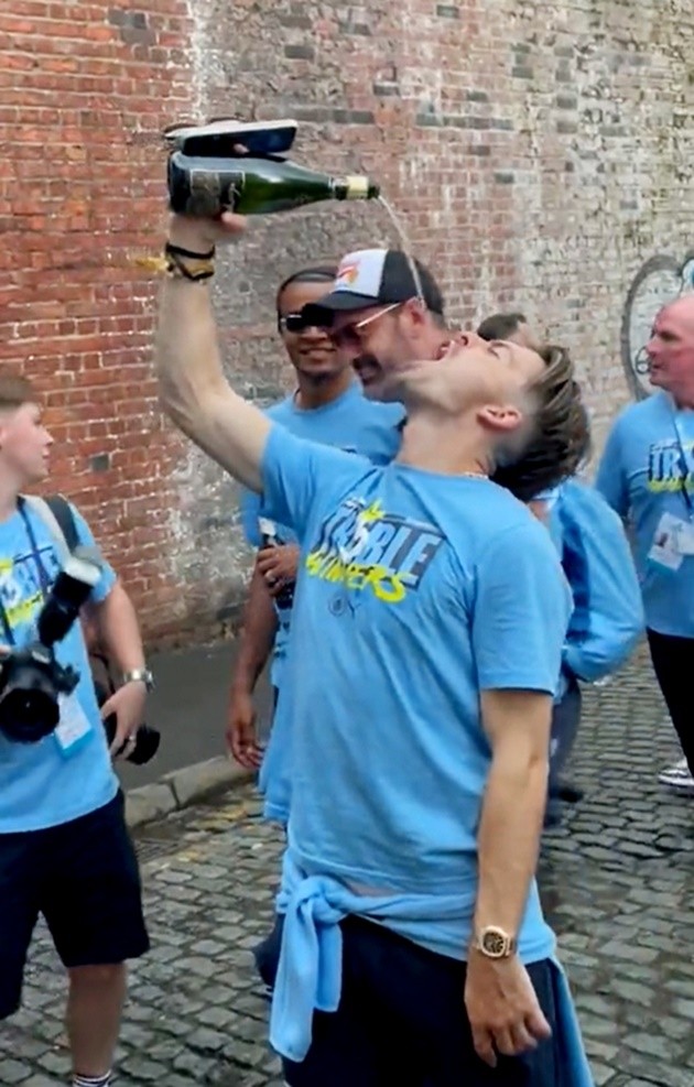 Hilarious moment Man City hero Jack Grealish is carried by Kyle Walker - Bóng Đá