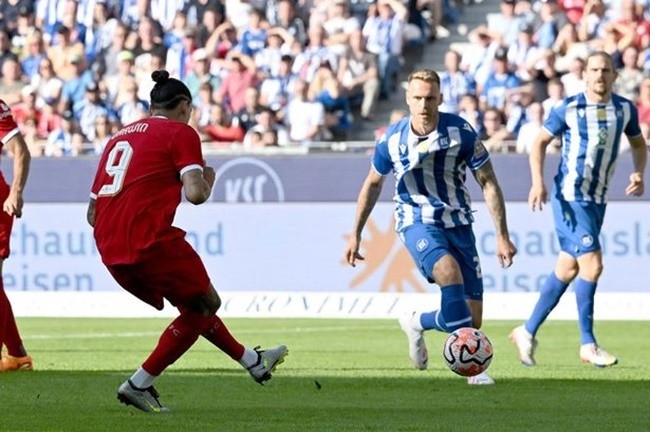 Toàn cảnh pha bóng biến Nunez thành trò hề - Bóng Đá