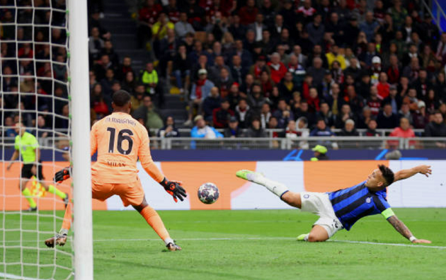 Dele Alli looks loved up with girlfriend Cindy Kimberly - Bóng Đá