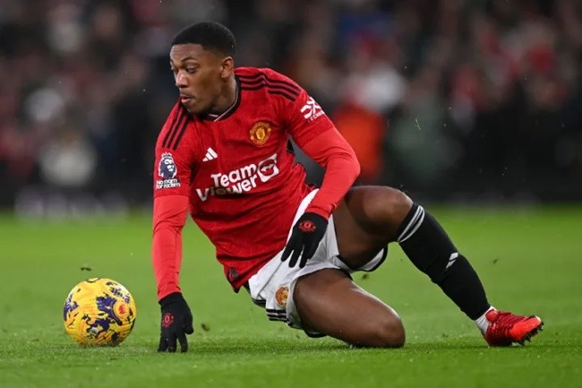 Anthony Martial takes a stroll with glamorous mystery woman - Bóng Đá