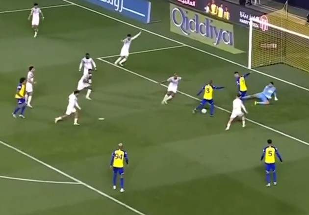 Rashford xỏ háng Allister - Bóng Đá