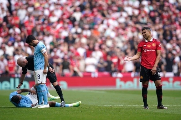 Lindelof hit in eye by object thrown from Man City - Bóng Đá