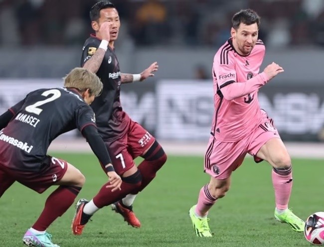 Fans demand Lionel Messi’s Inter Miami contract ‘terminated ASAP’ after spotting reaction to team-mate missing penalty - Bóng Đá