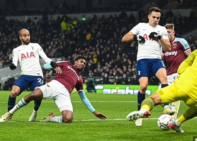 Bạo lực đẫm máu bên ngoài SVĐ Tottenham ngay trước cuộc đấu với West Ham - Bóng Đá