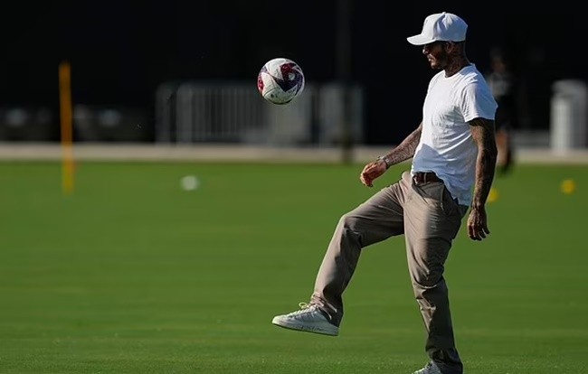 Beckham 'chiếm sóng' trong buổi tập đầu tiên của Messi - Bóng Đá