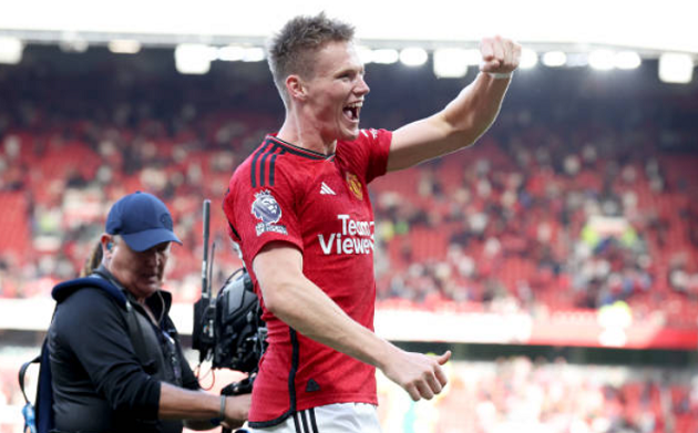 Ten Hag tiến nhanh vào sân cảm ơn 