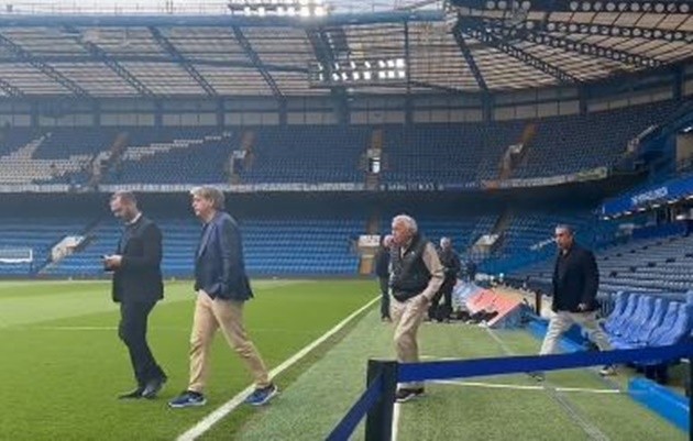 Todd Boehly in row with fans from directors’ box amid boos at Stamford Bridge following Brighton loss - Bóng Đá