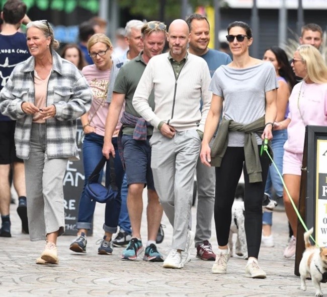 Erik ten Hag goes on a stroll with his wife - Bóng Đá