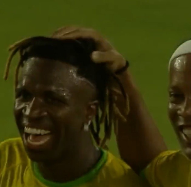 Vinicius và Ronaldinho - Bóng Đá