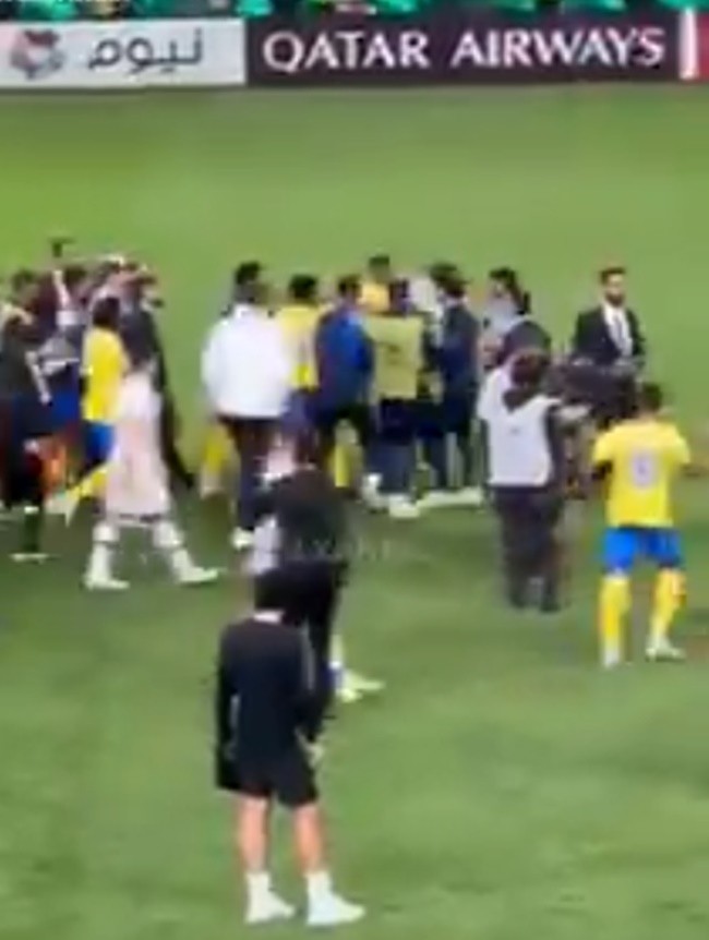 Cristiano Ronaldo caught up in huge bust-up following Al-Nassr defeat after Mane grabs rival’s THROAT - Bóng Đá