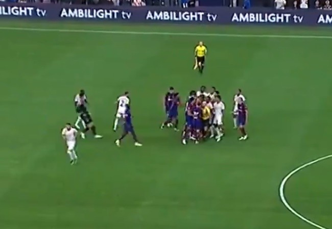 Từ Martinez đến James, những pha vào bóng rợn người - Bóng Đá