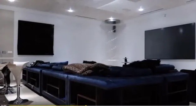 Forgotten ex-Arsenal star leaves Griezmann covered in blood with wild boot to face in France clash - Bóng Đá