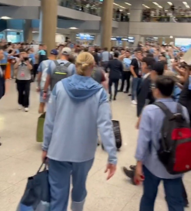 Gạt bỏ áp lực, Ten Hag cùng gia đình đón Năm mới - Bóng Đá