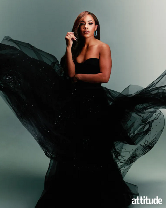 Cựu danh thủ Tam sư gây sốt khi diện đồ xuyên thấu - Bóng Đá