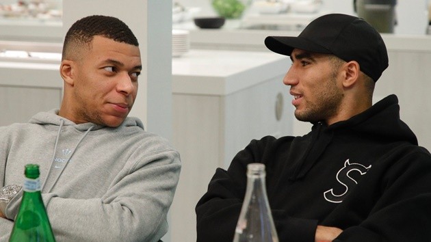 Jose Mourinho leaves Roma training ground as he is sacked after fan fury - Bóng Đá