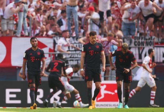 Lionel Messi stopped at Beijing airport and surrounded by border guards over passport problems - Bóng Đá