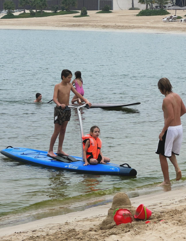 Vợ chồng Icardi mặc áo đôi tình tứ - Bóng Đá