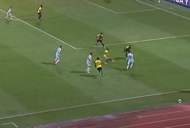 Messi hoàn toàn 'hủy diệt' Caicedo - Bóng Đá