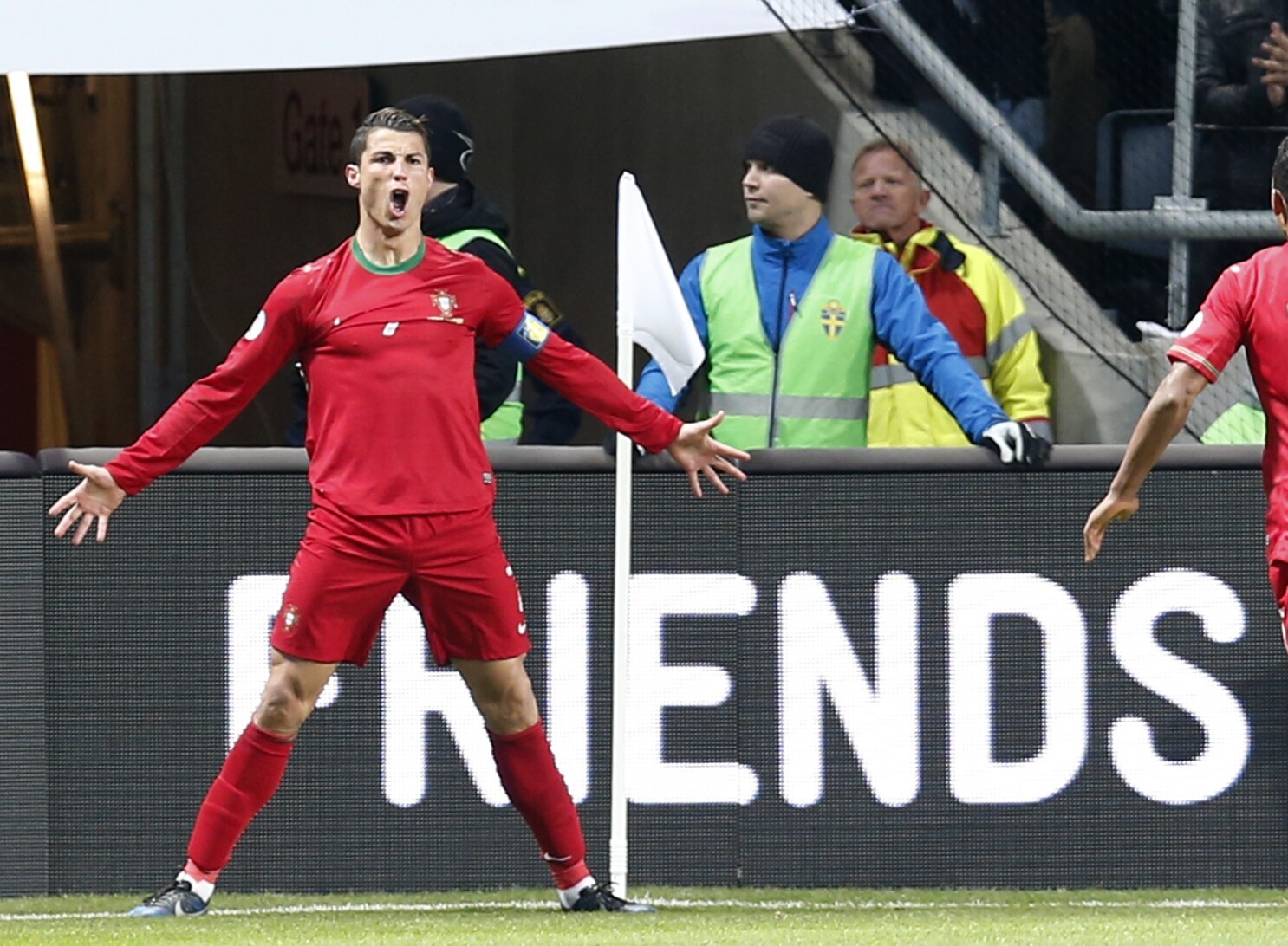 Ronaldo ghi hat-trick kinh điển hủy diệt đội bóng của Ibrahimovic - Bóng Đá