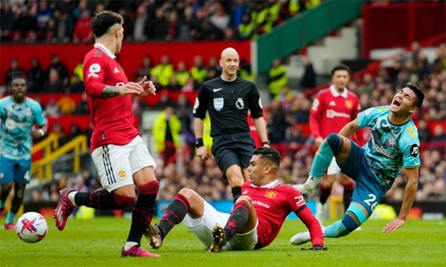 Casemiro lập kỷ lục về số thẻ đỏ tại Old Trafford trong cùng một năm - Bóng Đá