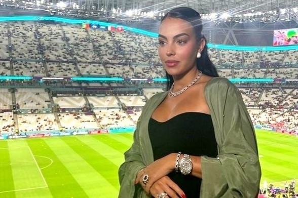 Phản ứng của bạn gái Cristiano Ronaldo khi người yêu ngồi dự bị - Bóng Đá