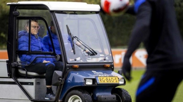 Louis van Gaal temporarily in wheelchair after bike accident, driven to Netherlands training on golf cart - Bóng Đá