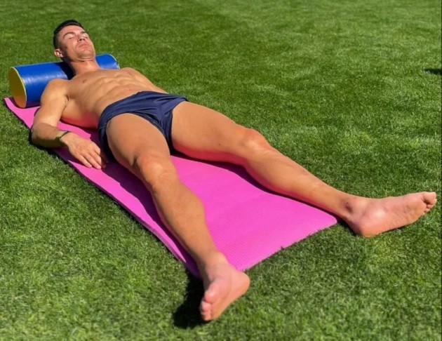 KEEP RON GOING Cristiano Ronaldo celebrates turning 39 with three cakes as he spends his birthday with Georgina and the kids - Bóng Đá