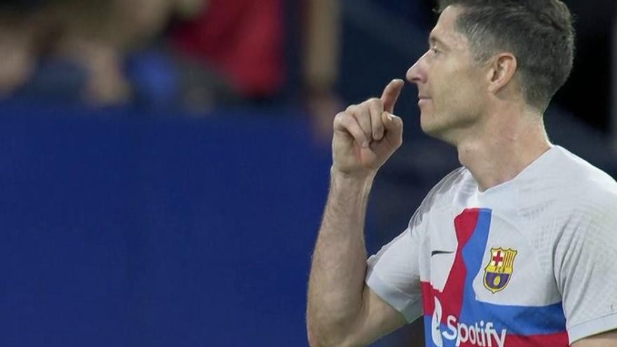 Lewandowski làm gì khi bị đuổi khỏi sân ở phút 31? - Bóng Đá