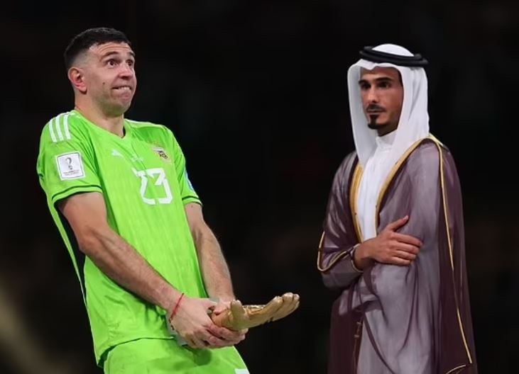 Emiliano Martinez gặp rắc rối sau màn ăn mừng phản cảm - Bóng Đá