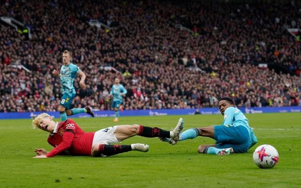 Man Utd star Alejandro Garnacho spotted hobbling on crutches while out for lunch with fears over long-term injury - Bóng Đá