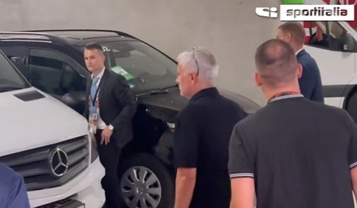 Mourinho nhục mạ trọng tài ở bãi đỗ xe - Bóng Đá