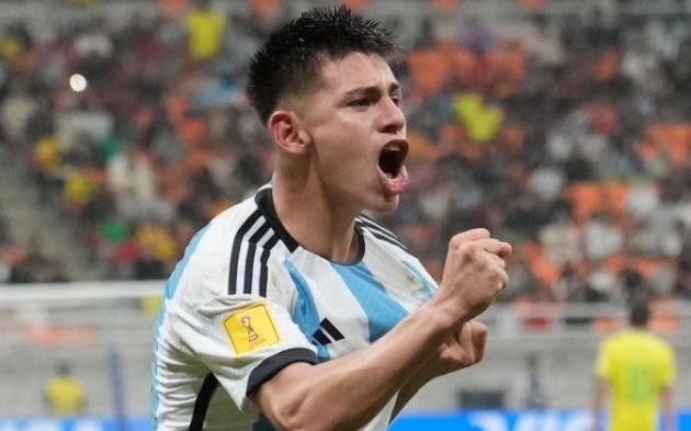 Claudio Echeverri - 'Messi mới' được Real, Barca và Man City săn đón là ai? - Bóng Đá