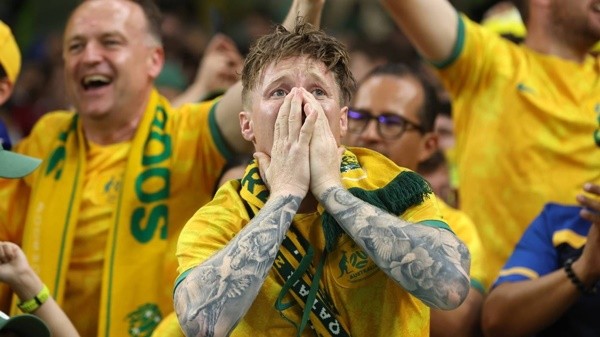 CĐV Australia đốt pháo sáng ăn mừng vượt qua vòng bảng World Cup - Bóng Đá
