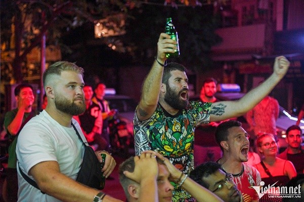Người Đức cổ vũ đội nhà náo động phố Tây Hà Nội lúc 2h - Bóng Đá