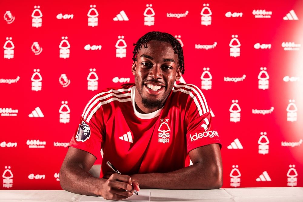 Official: Elanga - Bóng Đá