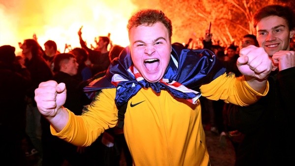 CĐV Australia đốt pháo sáng ăn mừng vượt qua vòng bảng World Cup - Bóng Đá