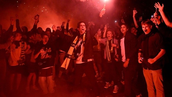 CĐV Australia đốt pháo sáng ăn mừng vượt qua vòng bảng World Cup - Bóng Đá