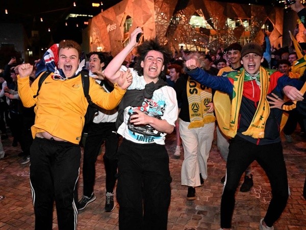 CĐV Australia đốt pháo sáng ăn mừng vượt qua vòng bảng World Cup - Bóng Đá