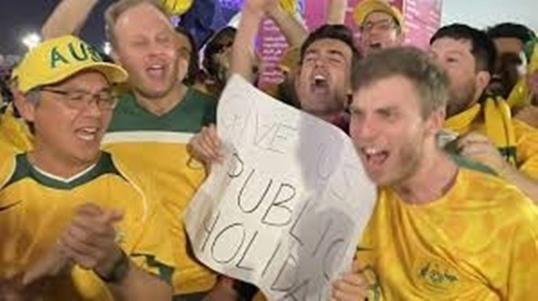 CĐV Australia đốt pháo sáng ăn mừng vượt qua vòng bảng World Cup - Bóng Đá