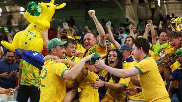 CĐV Australia đốt pháo sáng ăn mừng vượt qua vòng bảng World Cup - Bóng Đá