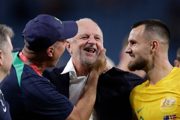 CĐV Australia đốt pháo sáng ăn mừng vượt qua vòng bảng World Cup - Bóng Đá