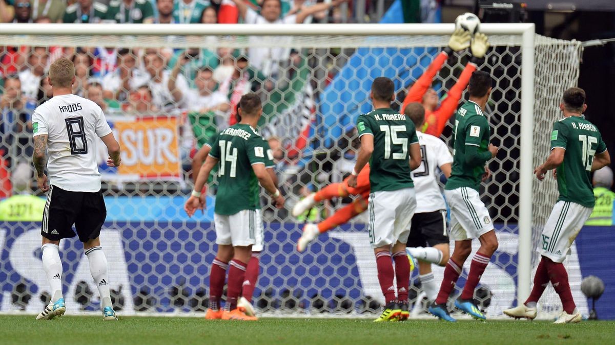 Mỗi khi tới World Cup, Ochoa lại bắt 
