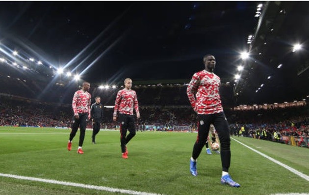 Van de Beek ném kẹo gum - Bóng Đá