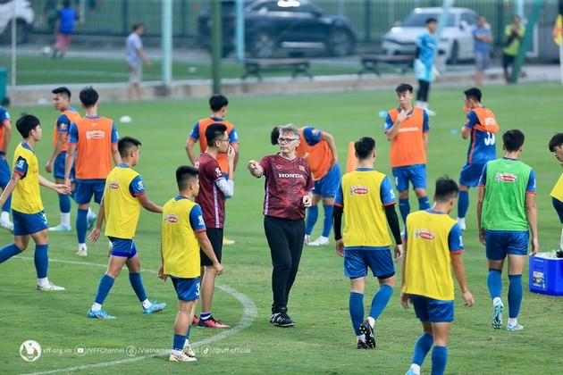 Bàn tay sắt còn mềm của HLV Troussier - Bóng Đá