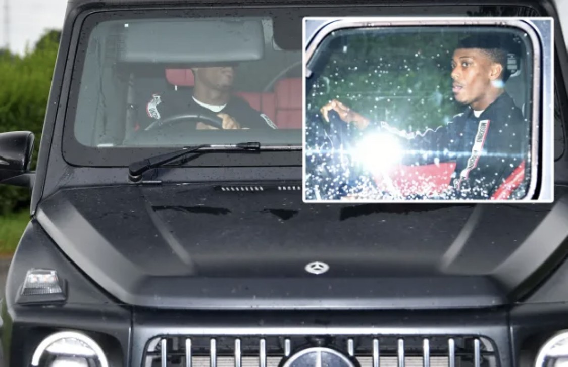 Martial leaves Carrington after just 5 mins - Bóng Đá