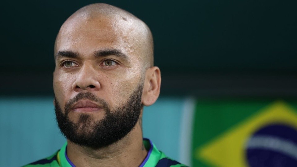 Dani Alves bất ngờ được vợ cũ tới thăm trong tù - Bóng Đá