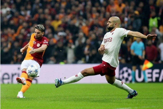 Sofyan Amrabat continues to disappoint in a Manchester United shirt - Bóng Đá