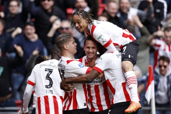 Simons and De Jong dismantle Ajax as Feyenoord close in on title - Bóng Đá