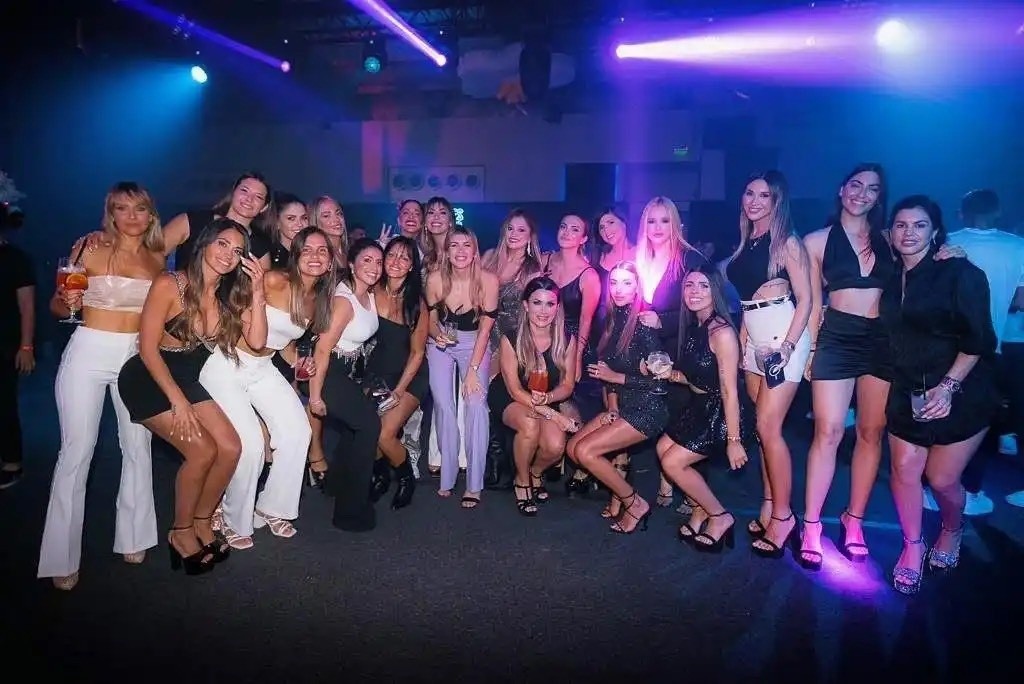Vợ Messi tận hưởng tiệc đêm cùng dàn WAGs Argentina - Bóng Đá