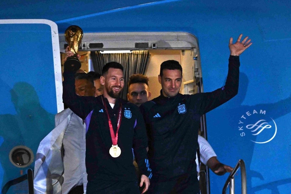 Messi và cúp vàng đã về tới Argentina, khung cảnh choáng ngợp - Bóng Đá